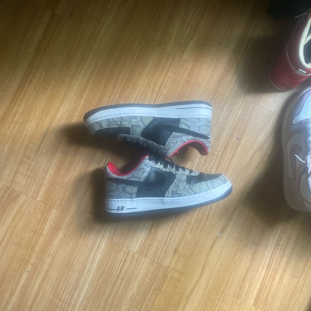 Nike Sneakers with Red Interior and Black Sole - Picture 2 of 8